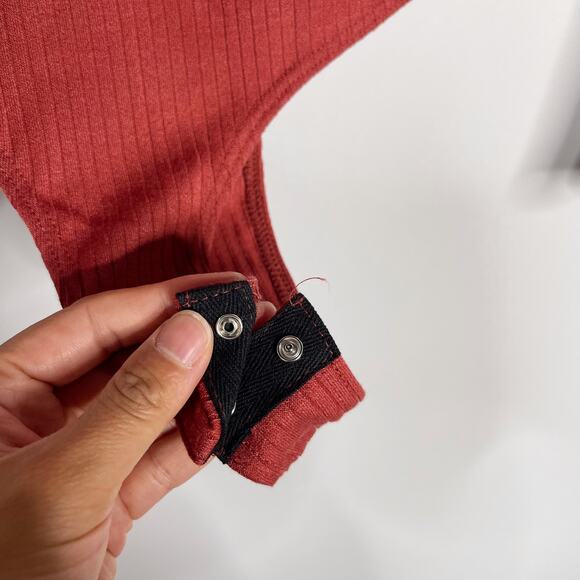 New Le Lis Small Rust Red Ribbed V Neck Bodysuit Long Sleeve Thong Snap Closure - Picture 8 of 10